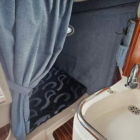 Botel Expo Barco Lancha H33 *