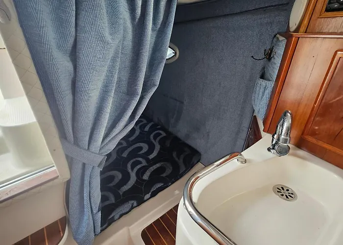 Botel Expo Barco Lancha H33 *